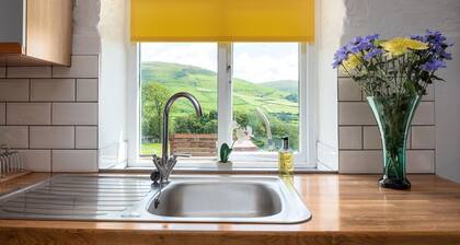 The Cowshed - sleeps 5 guests in 2 bedrooms