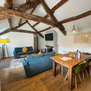 Smart TV, fireplace, stereo - Snowdonia Barn Retreat: 2 Ensuites (1 king & 1 bunks) Dog Friendly, Sleeps 5 (Bryncrug)