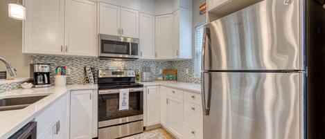 Refrigerador, microondas, horno y parrilla de estufa