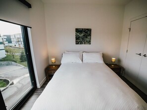 3 habitaciones, escritorio y tabla de planchar con plancha 