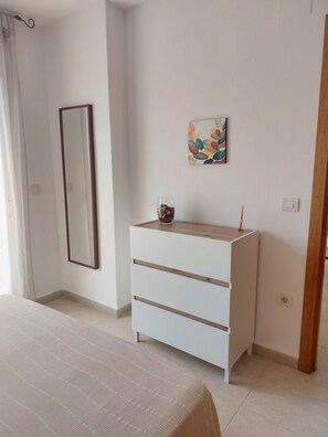 2 slaapkamers, een bureau, een strijkplank/strijkijzer, gratis wifi