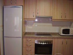 Een koelkast, een microgolfoven, een oven, een kookplaat