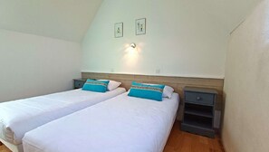 2 Schlafzimmer, Schreibtisch, Bügeleisen/Bügelbrett, Reisekinderbett