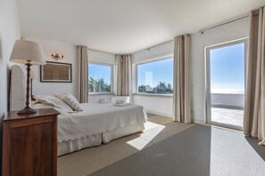 8 bedrooms, iron/ironing board, Internet, bed sheets - Luxury Beachfront Villa (Colares)