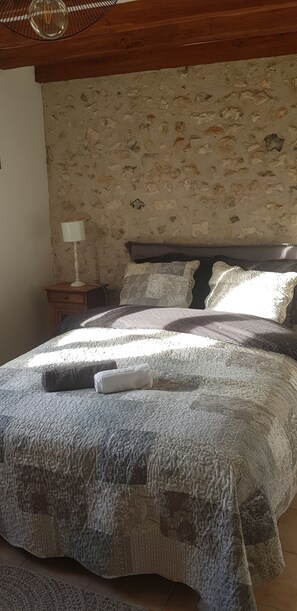 2 chambres, bureau, fer et planche à repasser, lit de bébé portatif