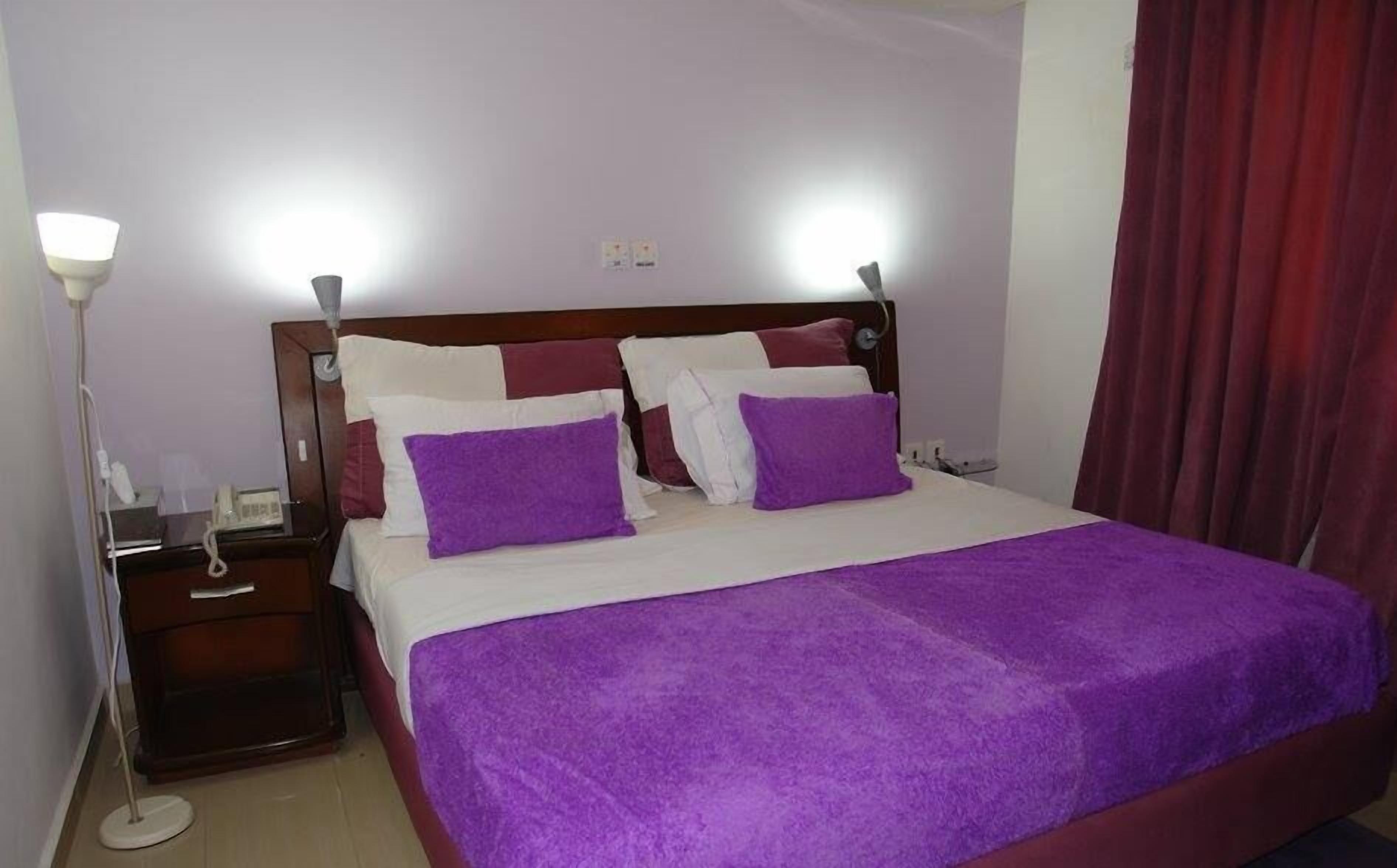 executive room | minibar, in-room safe, individually decorated, individually furnished