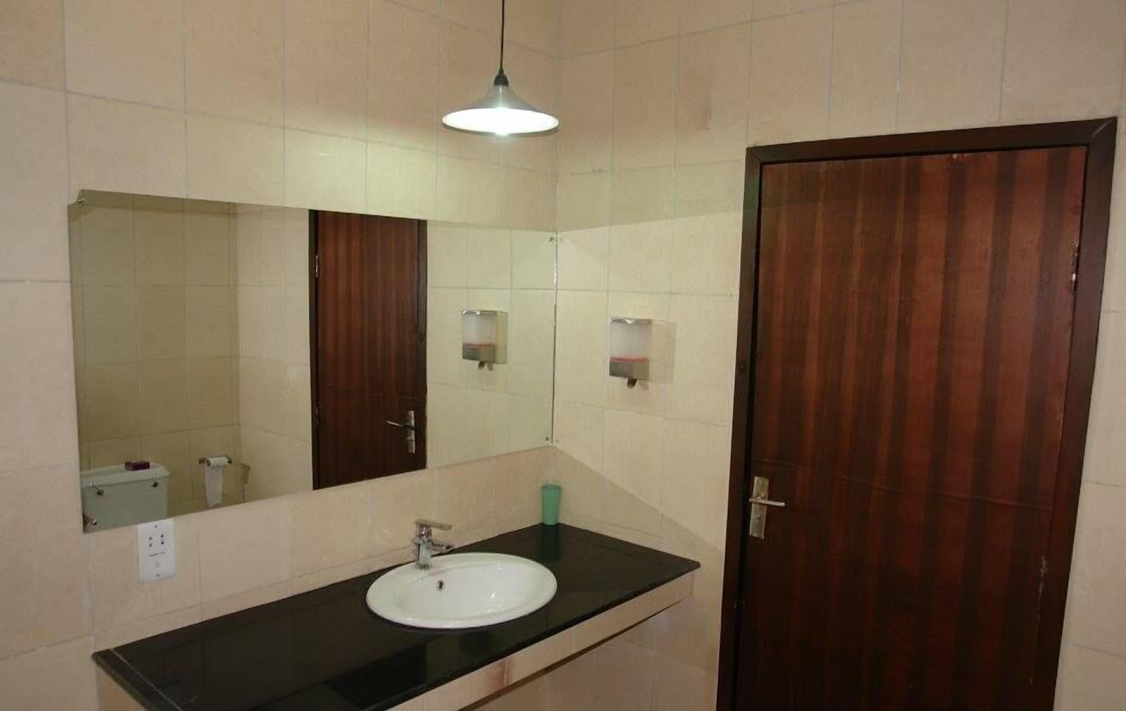 bathtub, free toiletries, slippers, towels