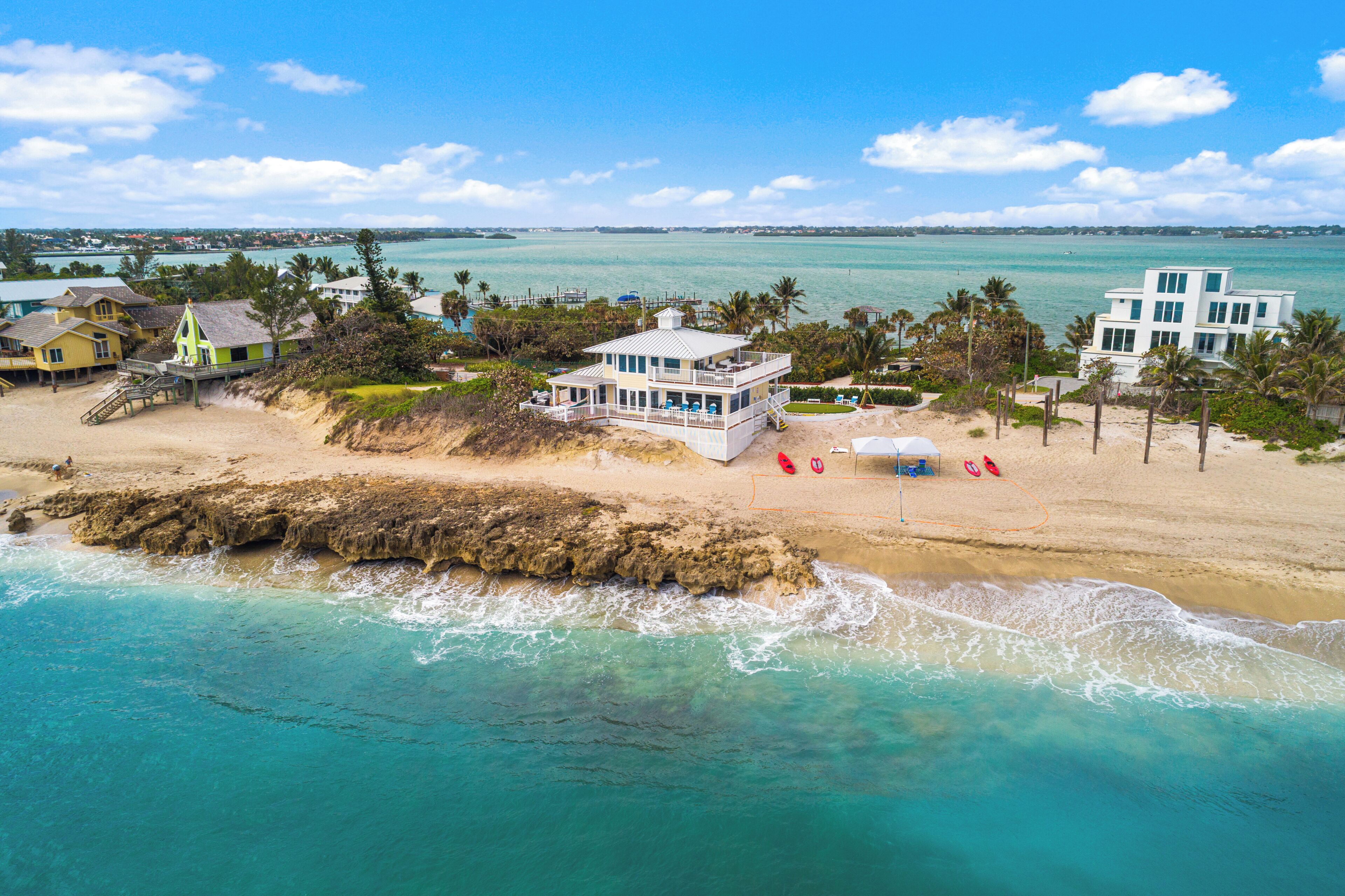 Na praia, espreguiçadeiras, toalhas de praia 
