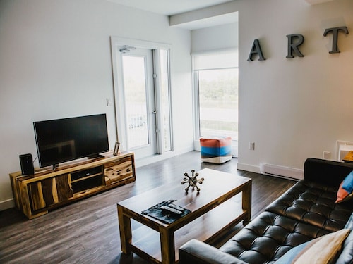 2BR Retreat with Gym, near Assiniboine Park Trails