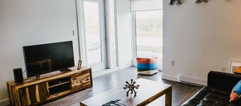 2BR Retreat with Gym, near Assiniboine Park Trails