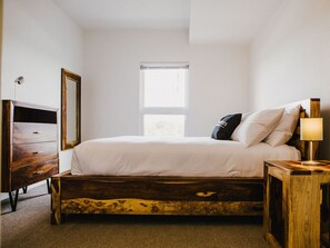 2 soverom, skrivebord, strykejern/-brett og reiseseng for barn