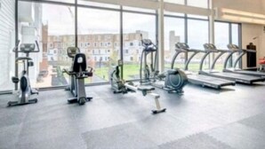 Et fitnesscenter med løbebånd, motionscykler og crosstrainere.