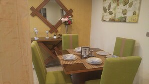 Leilighet – deluxe | Spiseområde på rommet