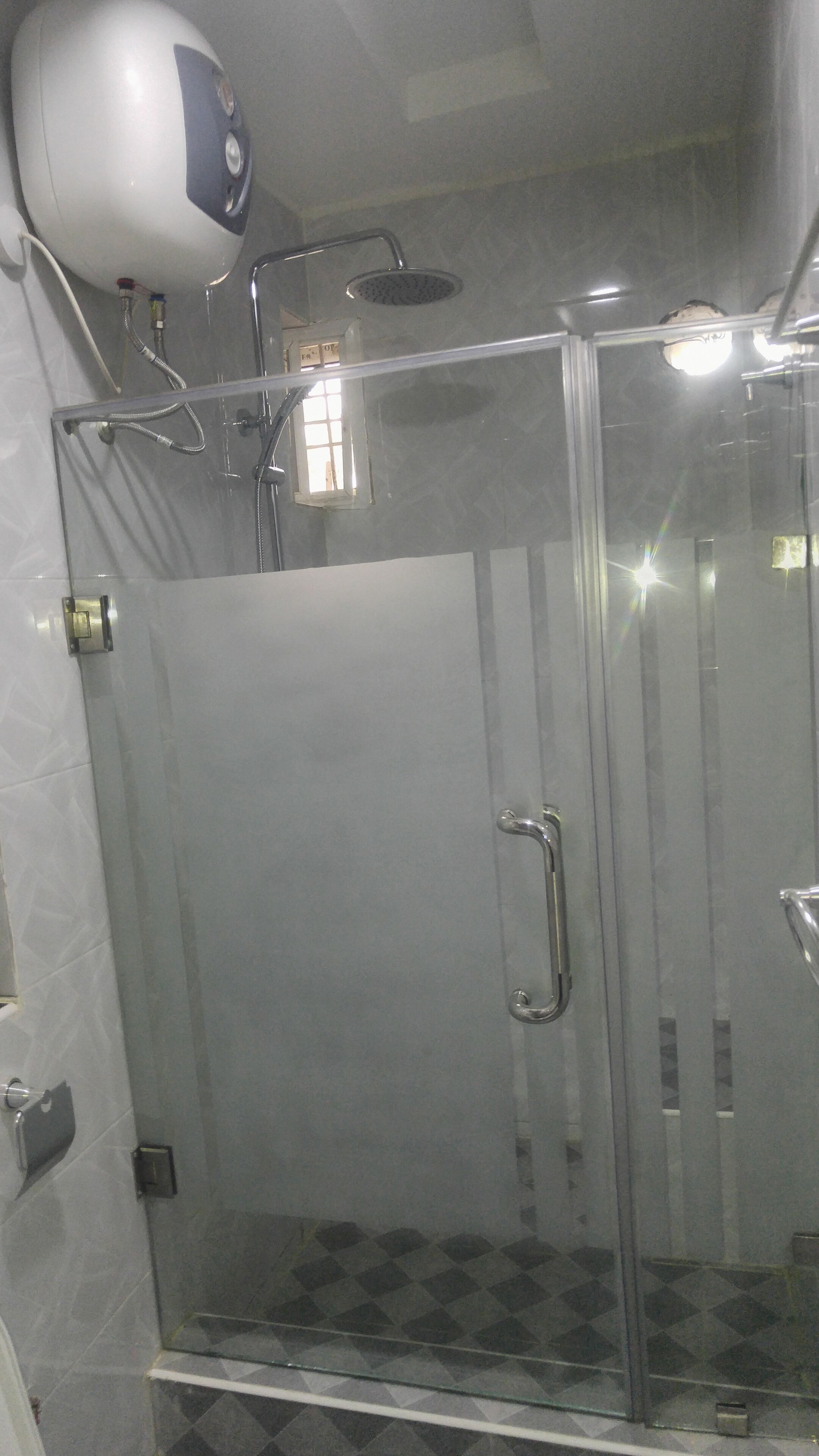 Rainfall showerhead, towels, soap, toilet paper