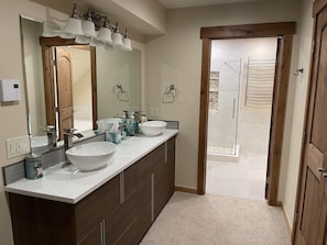 Secadora de cabello, toallas, jabón, papel de baño