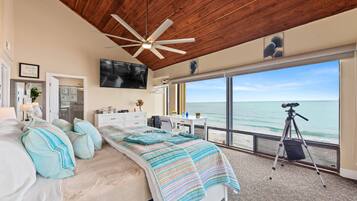 8 quartos, cofres nos quartos, escrivaninha