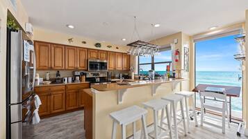 Geladeira, micro-ondas, fogão, cooktop