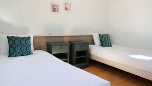 2 quartos, escrivaninha, ferros/tábuas de passar roupa, berço de viagem