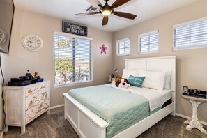 12 bedrooms, desk, iron/ironing board, free WiFi - Group Luxury Retreat ~ 4 Neighboring Homes, 21 Beds, Pool & Golf Community (Mesa)