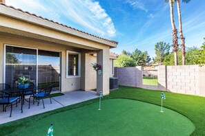 Outdoor dining - Group Luxury Retreat ~ 4 Neighboring Homes, 21 Beds, Pool & Golf Community (Mesa)