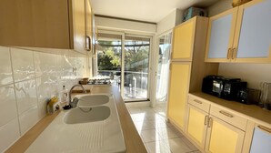 Cafetera y tetera, refrigerador, microondas y horno 