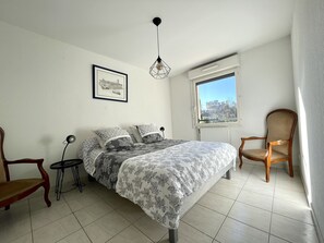 2 bedrooms, iron/ironing board, travel cot, free WiFi - Luxury inner-city apartment (Avignon)