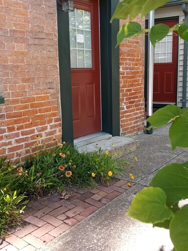 Cobbler Suite, Private Entrance and Private bath, 100% NO SMOKING PROPERTY!