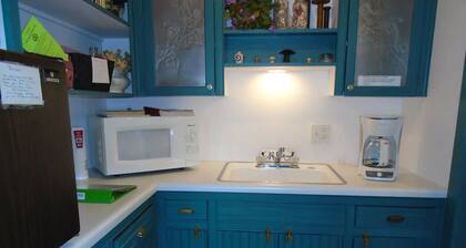 Private Bathroom, Private Entrance, The Cobbler Suite is perfect for your weekend getaway! Park the car and walk to shops, restaurants, wineries, distilleries, breweries, tasting rooms and more!