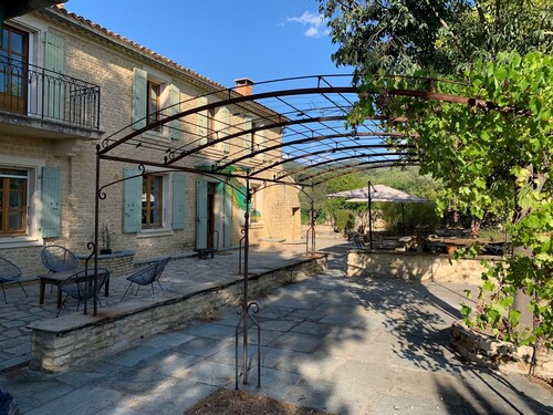 XIXth century country house amidst vineyards and olive groves