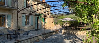 XIXth century country house amidst vineyards and olive groves