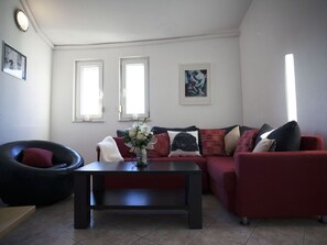Flat-screen TV, video games, DVD player, books - Apartment Nina - Large 2 bedroom Apt  250m Beach amenities 100m Free Parking (Split)