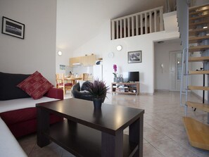 Fladskærms-tv, videospil, dvd-afspiller, bøger