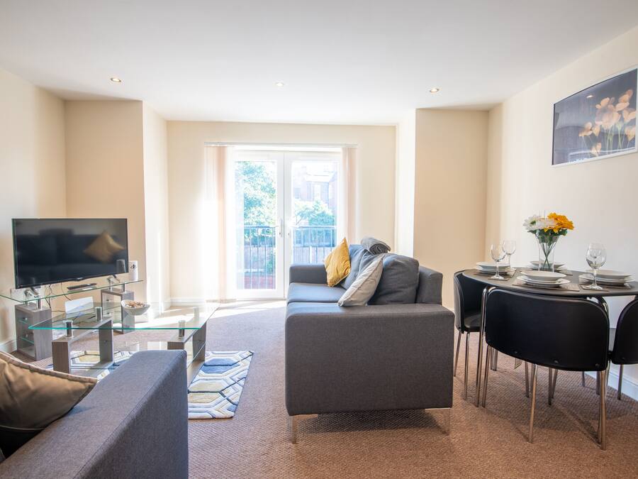 Apartment, Private Bathroom (11 Woodland Court) | Lounge