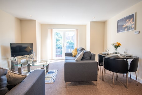 Apartment, Private Bathroom (11 Woodland Court) | Lounge