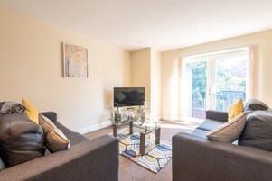 Apartment, Private Bathroom (11 Woodland Court) | Lounge