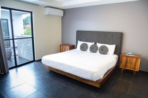 Ropa de cama hipoalergénica y caja de seguridad en la habitación 