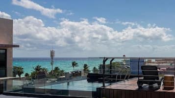 Piscina externa, espreguiçadeiras