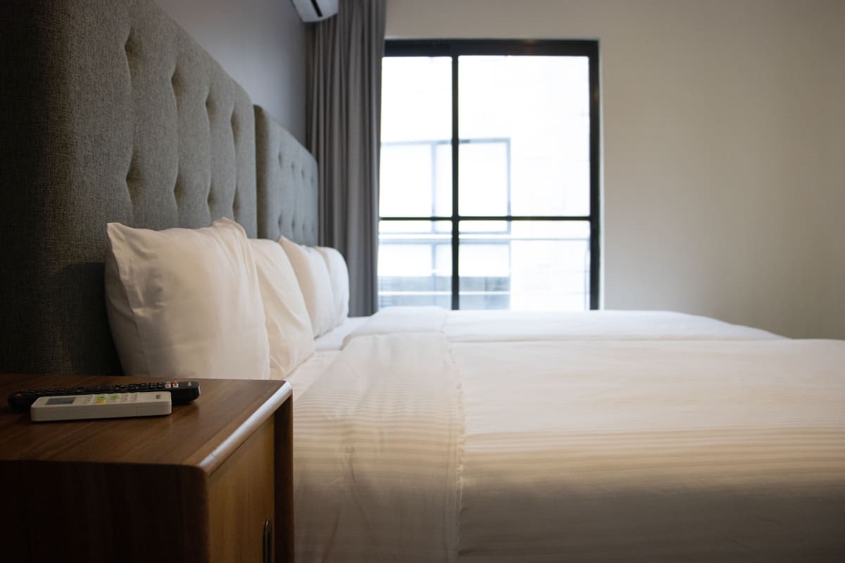 hypo-allergenic bedding, in-room safe, laptop workspace