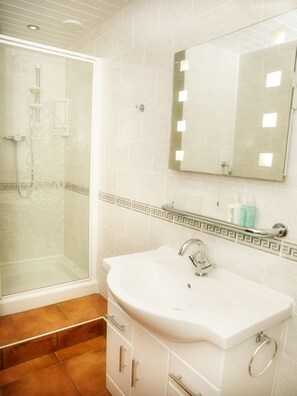 Superior Double or Twin Room, Ensuite | Bathroom - Glendower (Torquay)