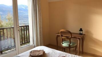 3 bedrooms, desk, soundproofing, iron/ironing board
