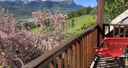 Jolie maison lumineuse, à proximité des commodités et lac de Serre Ponçon