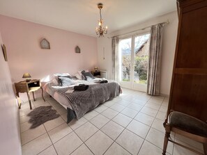 3 chambres, bureau, chambres insonorisées, fer et planche à repasser