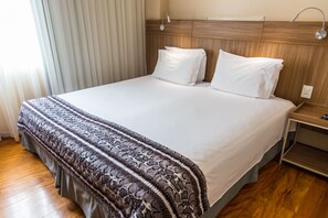 Habitació doble Deluxe | Minibar, caixa forta a l'habitació i escriptori 