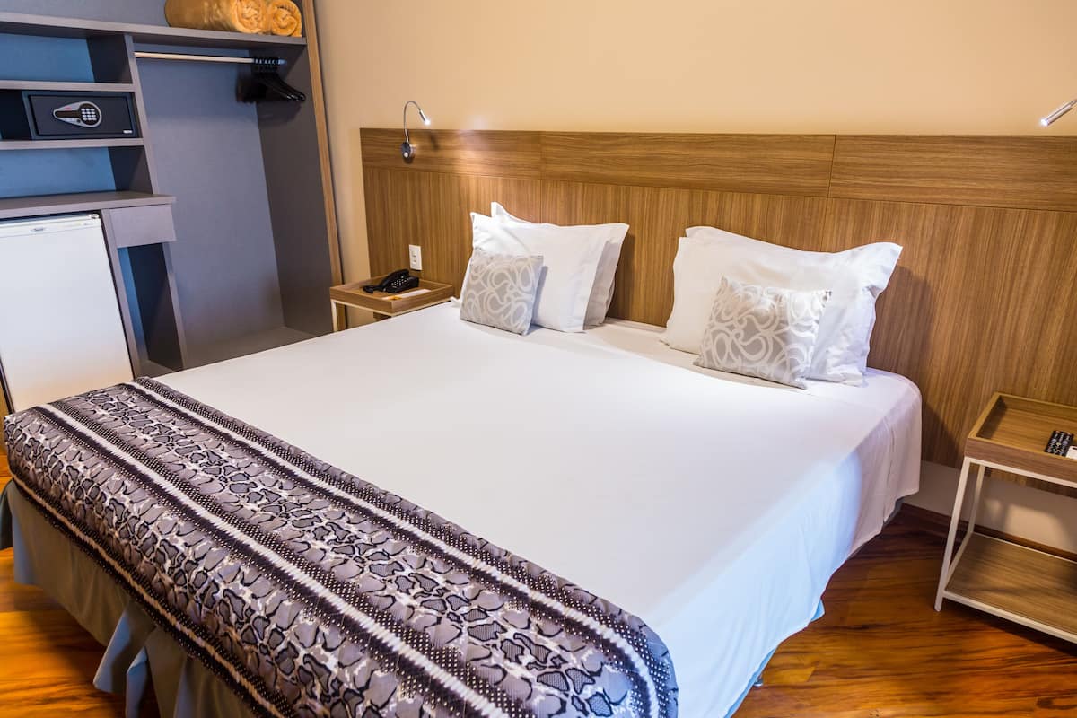 Quarto casal luxo | Frigobar, cofres nos quartos, escrivaninha