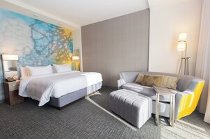 Escritorio, espacio para trabajar con laptop y cortinas blackout 