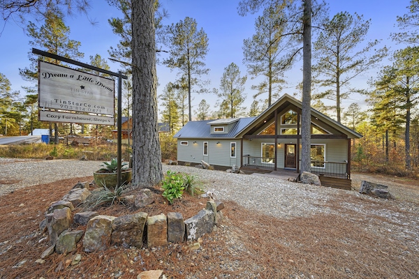 Dream a Little Dream -Luxury 1 Bedroom Cabin that sleeps 4!