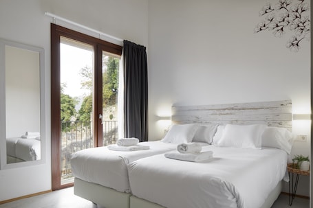 Deluxe Double Room | Free WiFi. IRAIPE ESTELLA ROOMS