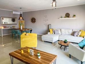 Appartement Deluxe | Salle de séjour | Téléviseur connecté de 45 po avec télévision numérique, téléviseur