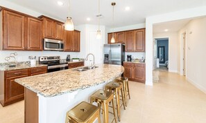 Fridge, microwave, oven, stovetop - Vibrant Sun-Filled Villa with Gaming Loft at Encore (Kissimmee)