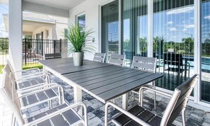 Outdoor dining - Vibrant Sun-Filled Villa with Gaming Loft at Encore (Kissimmee)
